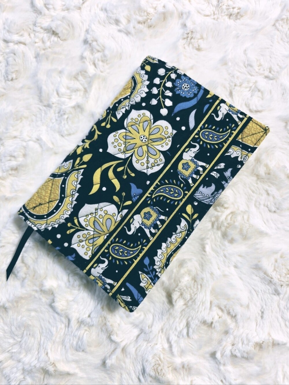 Vera Bradley - Retired Ellie Blue Print Quilted Book Cover - Spring 2012